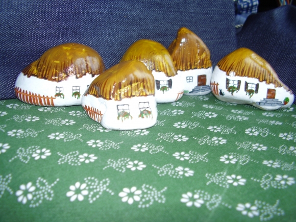 Veronka faluja, a kavicsházak egyesével is rendelhetők. Vizálló virágcserépbe is rakható.